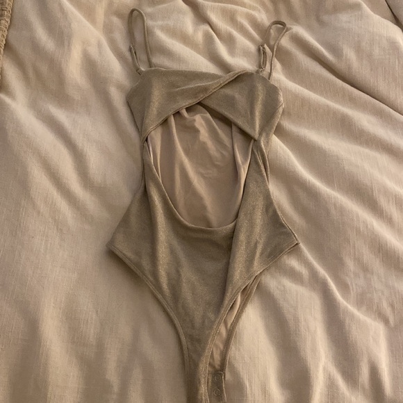 Dynamite bodysuit with snaps, cutout back with a crossover at the top - Picture 2 of 4